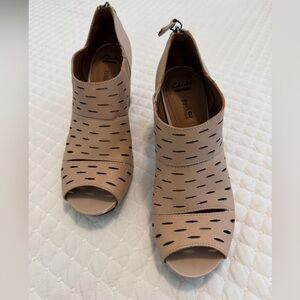Clarks Women's Tan Perforated Peep-Toe Booties, size 8 Medium